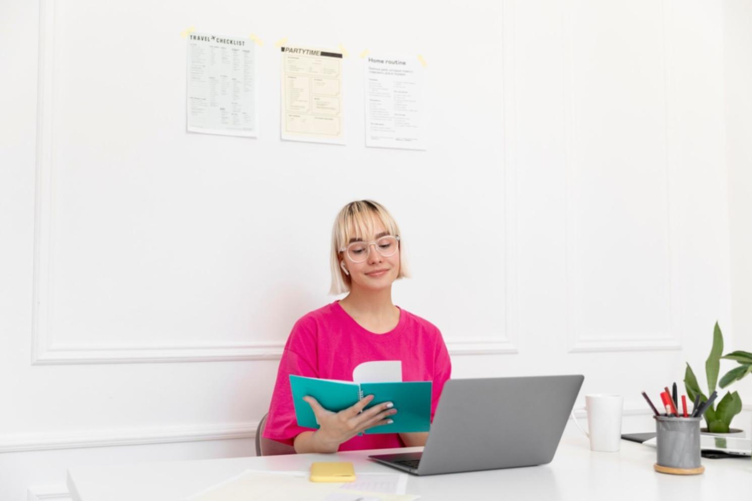 Équipe feroluntra travaillant sur les protocoles de sécurité bancaire dans les bureaux de Bordeaux